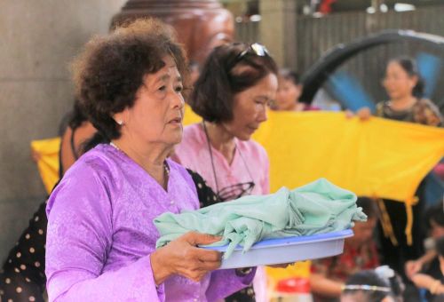 Những chiếc áo dâng Bà được may hoàn thành thể hiện giá trị tín ngưỡng đặc sắc của người dân, du khách đối với bà Chúa Xứ Thánh Mẫu. Ảnh: Công Mạo-TTXVN