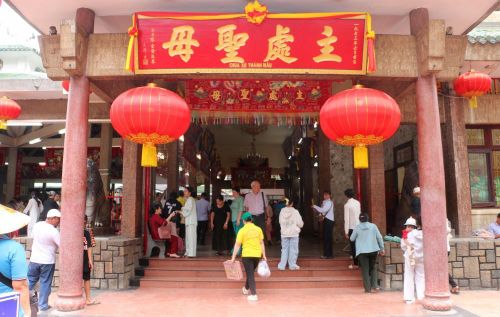 Lễ may áo dâng lên bà Chúa Xứ Thánh Mẫu là hoạt động mở đầu cho các chương trình, hoạt động Lễ hội cấp quốc gia Vía Bà Chúa Xứ núi Sam hàng năm. Ảnh: Công Mạo-TTXVN