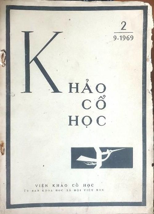 Tạp chí Khảo cổ học giữ khuôn bìa truyền thống này từ năm đầu tiên 1969 đến năm 2005, chỉ có sự thay đổi chút ít trong hai năm 1978 và 1979. Riêng khung “chim Lạc” cũng ít nhiều thay đổi theo thời gian