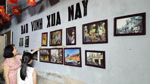 Tìm hiểu về lịch sử phố cổ Bao Vinh qua lễ hội. Ảnh: Mai Trang- TTXVN