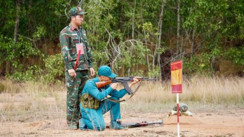 Thi bắn súng AK.