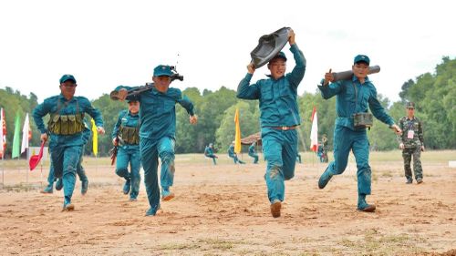 Các đội thực hiện nội dung thi với quyết tâm cao.