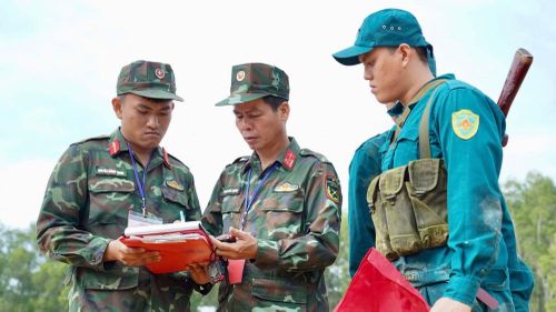 Ban giám khảo chấm thi.