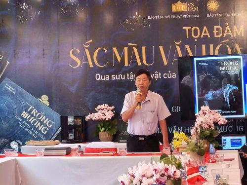 GS,TS Trịnh Sinh trong buổi giới thiệu sách "Trống Mường - Giao thoa văn hóa Việt Mường".