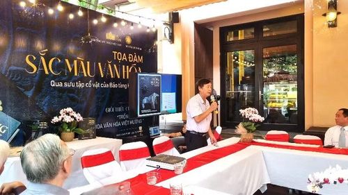 GS,TS Trịnh Sinh trong cuộc tọa đàm "Sắc màu văn hóa" diễn ra tại Bảo tàng Mỹ thuật Việt Nam.