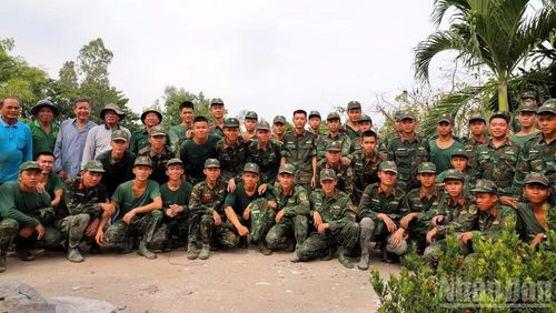Các chiến sĩ tham gia ngày công đổ móng và thảm nhựa cầu Kênh 2.