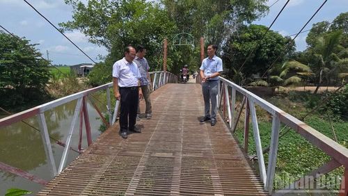 Lãnh đạo xã Châu Phú khảo sát 1 cây cầu sắt sử dụng lâu năm đã xuống cấp.