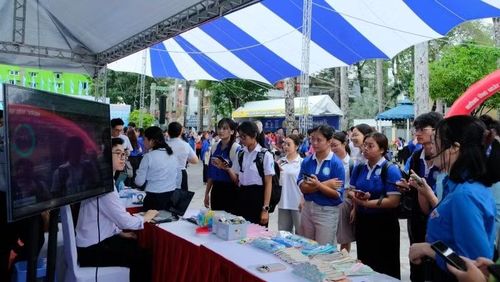 Ngày hội thu hút nhiều người dân, sinh viên đến tham gia.