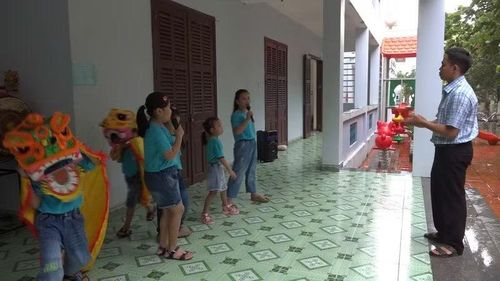 Thầy trò Trường Sa chuẩn bị tiết mục biểu diễn. (Ảnh: CTV)