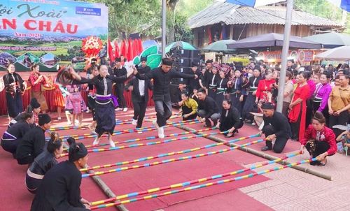 Tại ngày hội xoài Yên Châu, nhiều hoạt động văn hóa, văn nghệ đã thu hút đông đảo người dân, du khách tham gia.