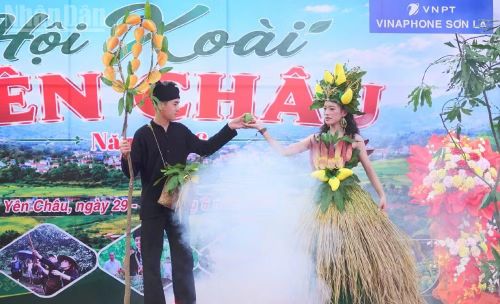 Một tiết mục biểu diễn của các đội thi được sáng tạo từ các sản phẩm nông nghiệp.