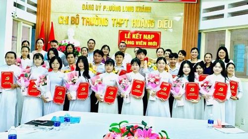 Chi bộ Trường trung học phổ thông Hoàng Diệu vừa tổ chức kết nạp Đảng cho 18 học sinh ưu tú.