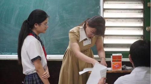 Giáo viên phát giấy thi cho thí sinh.