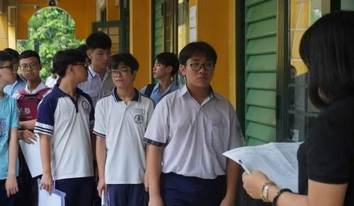 Thí sinh chuẩn bị vào phòng thi để nghe phổ biến quy chế thi.