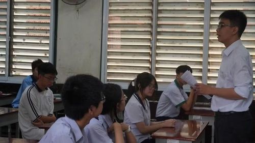 Giáo viên phổ biến quy chế thi