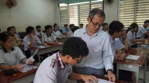 Giáo viên hướng dẫn thí sinh ghi thông tin cá nhân.