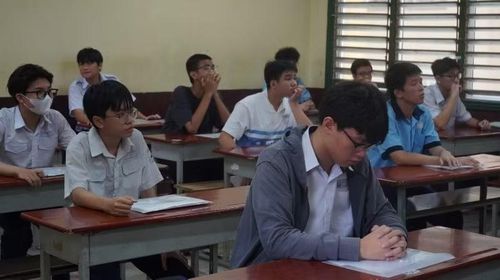 Thí sinh nghe giáo viên phổ biến quy chế thi.