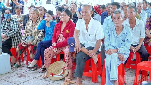 Đông đảo người già, người cao tuổi vùng sông nước Cà Mau tham gia khám sàng lọc sức khỏe miễn phí.
