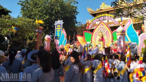 Đông đảo tăng ni, phật tử dự Đại lễ Phật đản.