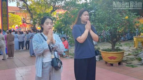 Bạn trẻ đi lễ chùa.