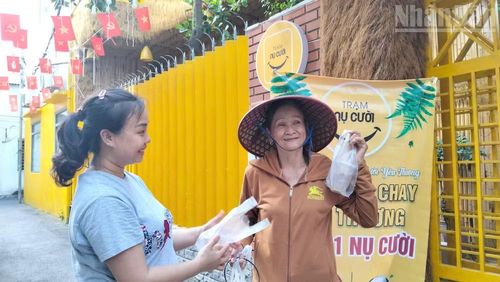 Phát cơm miễn phí tặng người lao động.