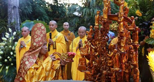 Buổi lễ diễn ra trang nghiêm tại lễ đài phía trước chánh điện Quốc tự Diệu Đế, bên bờ sông Đông Ba, đường Bạch Đằng, phường Phú Xuân.
