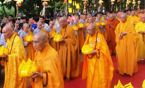 Hàng nghìn tăng ni, phật tử và người dân đã tham gia lễ Mộc dục (tắm Phật) tại Quốc tự Diệu Đế, sau đó cung nghinh kim thân Đức Phật sơ sinh trong đoàn rước bộ dài hơn 3km qua nhiều tuyến đường trung tâm thành phố Huế lên Tổ đình Từ Đàm.
