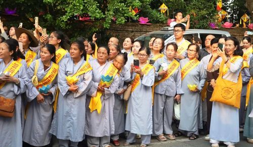 Dọc theo hành trình rước Phật dài hơn 3km, nhiều người dân và du khách đã đứng hai bên đường chiêm bái, chắp tay kính lễ khi đoàn rước đi qua.