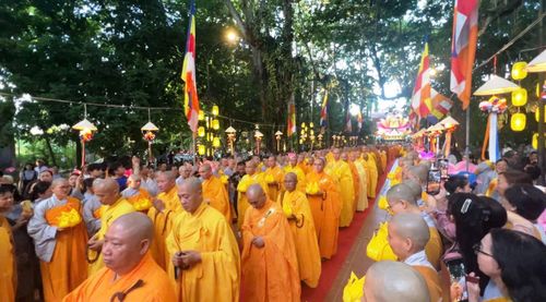 Đoàn rước Phật di chuyển từ Quốc tự Diệu Đế theo các tuyến đường Bạch Đằng lên chùa Từ Đàm.