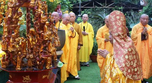 Trong tiếng chuông trống Bát nhã trầm hùng vang vọng, tiểu ban Nghi lễ cung thỉnh chư tôn đức giáo phẩm quang lâm lễ đài, niêm hương và cử hành khóa lễ Mộc dục theo nghi thức truyền thống.
