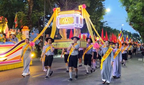 Dẫn đầu đoàn rước là xe lư trầm nghi ngút hương thơm cùng đoàn Phật tử cung nghinh Quốc kỳ và Đạo kỳ.