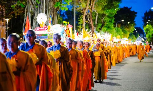 Đoàn tăng ni, Phật tử tham gia cùng đoàn rước đi qua phố Lê Lợi, thành phố Huế.