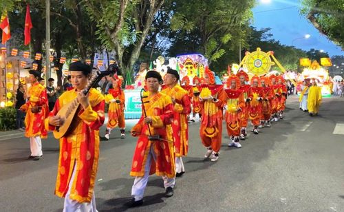 Đoàn rước kéo dài hơn 1km, tạo nên khung cảnh trang nghiêm và ấn tượng trên các tuyến đường trung tâm thành phố.