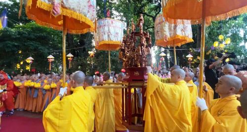 Sau nghi thức Mộc dục, đoàn cung nghinh cung thỉnh kim thân Đức Phật sơ sinh từ lễ đài qua cổng tam quan Quốc tự Diệu Đế trước khi tôn trí trên đài xe hoa để bắt đầu hành trình rước bộ lên Tổ đình Từ Đàm.