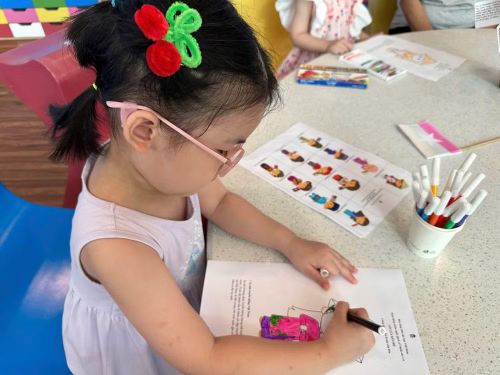 Tô màu trang phục truyền thống.