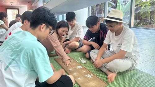 Các em nhỏ trải nghiệm trò chơi ô ăn quan. (Ảnh: Bảo tàng cung cấp)