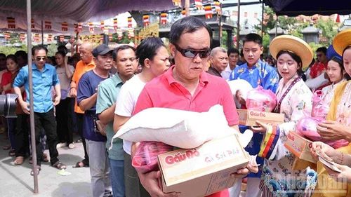 Trao quà tặng Phật tử có hoàn cảnh khó khăn, tàn tật tại thủ đô Vientiane. (Ảnh: DUY TOÀN)