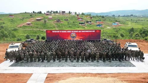 Các đoàn tham gia Diễn tập chụp ảnh lưu niệm.