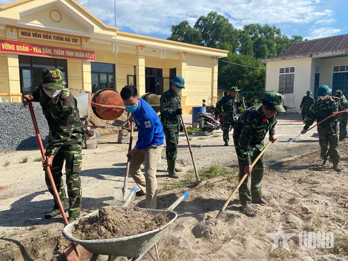 Cán bộ, nhân viên Ban CHQS xã Nam Cửa Việt và Ban Chỉ huy Phòng thủ khu vực 4 – Triệu Phong giúp thôn Hà Tây xây dựng nông thôn mới. 