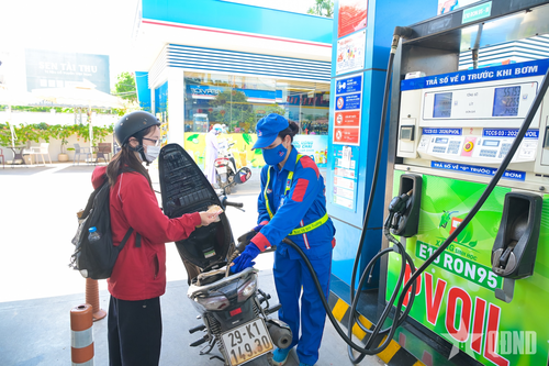 Người dân đổ xăng E10 tại cửa hàng trên phường Bồ Đề, Hà Nội.