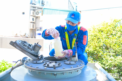 Nhân viên kỹ thuật của PVOIL lấy mẫu, kiểm tra chất lượng xăng E10.