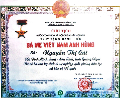  Bằng Danh hiệu Bà mẹ Việt Nam anh hùng Nguyễn Thị Cái do Chủ tịch nước Lê Đức Anh ký truy tặng (ngày 17-12-1994). 