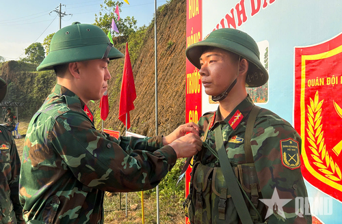 Cán bộ Trung đoàn 832, Bộ CHQS tỉnh Thái Nguyên gắn hoa bắn giỏi cho chiến sĩ mới. 