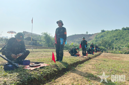 Chiến sĩ mới Trung đoàn 832, Bộ CHQS tỉnh Thái Nguyên thực hành gói, buộc lượng nổ. 