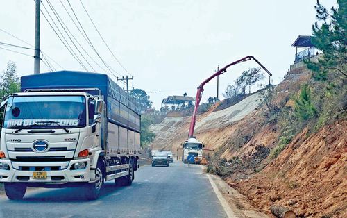 Thi công sửa chữa điểm sạt lở trên quốc lộ 20 qua phường Xuân Trường - Đà Lạt (tỉnh Lâm Đồng) (ẢNH: ĐOÀN KIÊN)