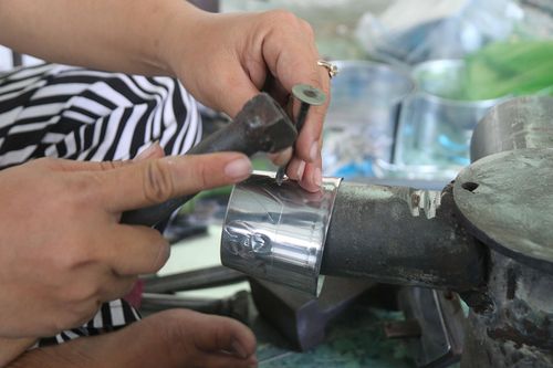 Chạm trổ hoa văn được xem là công đoạn khó nhất của nghề chạm bạc. Ảnh: TIẾN THẮNG