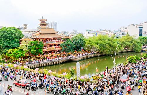 Hàng ngàn người dân tham dự lễ hội thả hoa đăng tại chùa Pháp Hoa, TPHCM (ẢNH: NGUYỄN THẠNH)