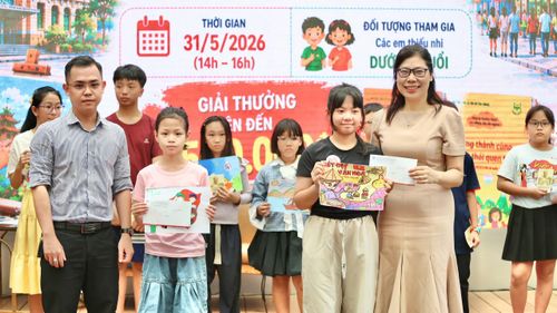  Đại diện Ban tổ chức trao giải Nhất cho em Võ Hoàng Anh Thư (trái) và giải Đặc biệt cho em Trần Nguyễn An Nhiên. Ảnh: BTC 