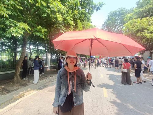 Chị Đinh Thị Ngọc Hòa (Ngọc Thụy, Hà Nội) đưa con gái đi thi sáng nay cũng rất vui vẻ khi con hoàn thành tốt bài thi, chị cho biết chỉ cần con tự tin chiến thắng là bố mẹ yên tâm. Dù kết quả con đạt thế nào gia đình vẫn vui, con được vào trường công hay không được, bố mẹ vẫn động viên, đồng hành cùng con, lúc nào cũng tâm thái cho con là thoải mái, không gây áp lực cho con.