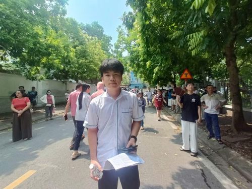  Em Nguyễn Minh Quân, học sinh lớp 8 trường THCS Nguyễn Tri Phương cho biết, đề Toán sáng nay hơi cũng hơi khó nên chỉ có thể làm được khoảng 6 điểm. 